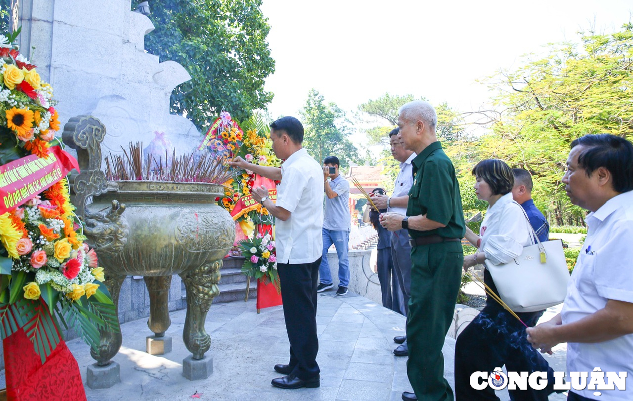 Đồng chí Nguyễn Đức Lợi – Phó Chủ tịch Thường trực Hội Nhà báo Việt Nam và các đại biểu dâng hương viếng các Anh hùng liệt sĩ tại Nghĩa trang liệt sĩ Trường Sơn.